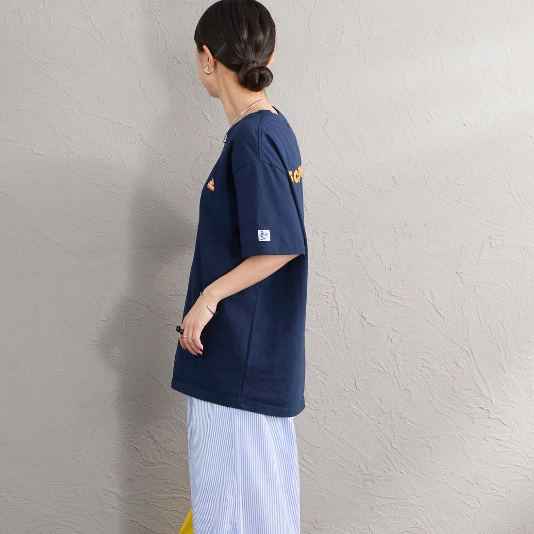 The Endless Summer [エンドレスサマー] 別注 TES CAL ワンポイントロゴ刺繍バックプリントTシャツ [FH-26574503-JF] NAVY &&モデル身長：150cm 着用サイズ：S&&
