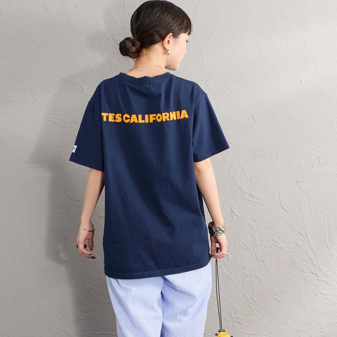 The Endless Summer [エンドレスサマー] 別注 TES CAL ワンポイントロゴ刺繍バックプリントTシャツ [FH-26574503-JF] NAVY &&モデル身長：150cm 着用サイズ：S&&