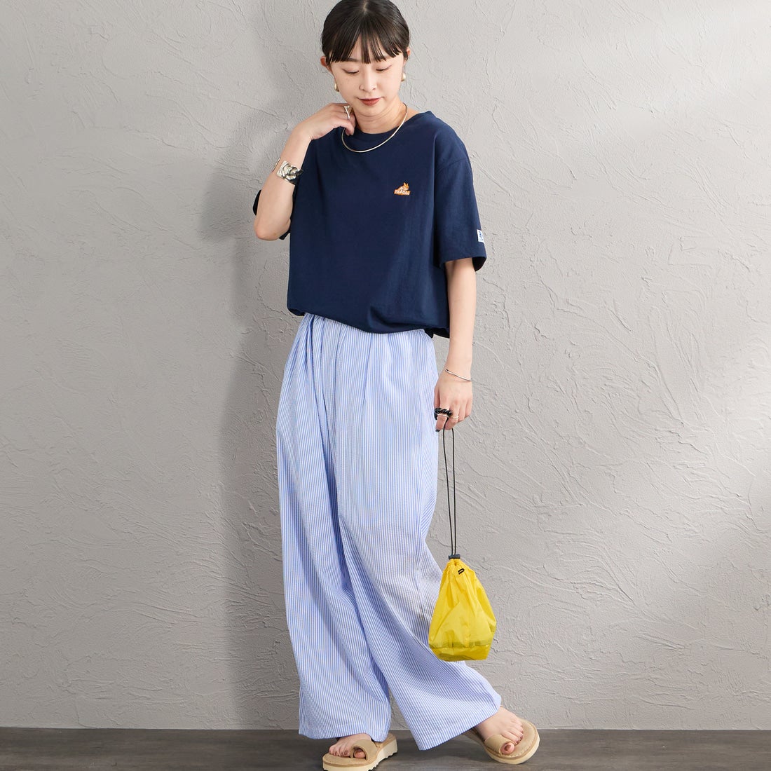 The Endless Summer [エンドレスサマー] 別注 TES CAL ワンポイントロゴ刺繍バックプリントTシャツ [FH-26574503-JF] NAVY &&モデル身長：150cm 着用サイズ：S&&