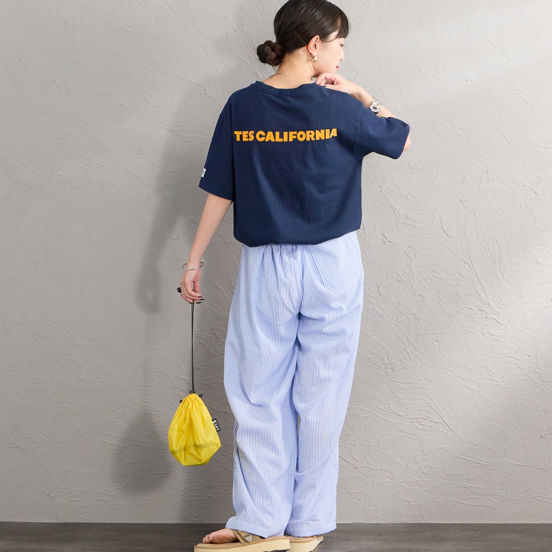The Endless Summer [エンドレスサマー] 別注 TES CAL ワンポイントロゴ刺繍バックプリントTシャツ [FH-26574503-JF] NAVY &&モデル身長：150cm 着用サイズ：S&&
