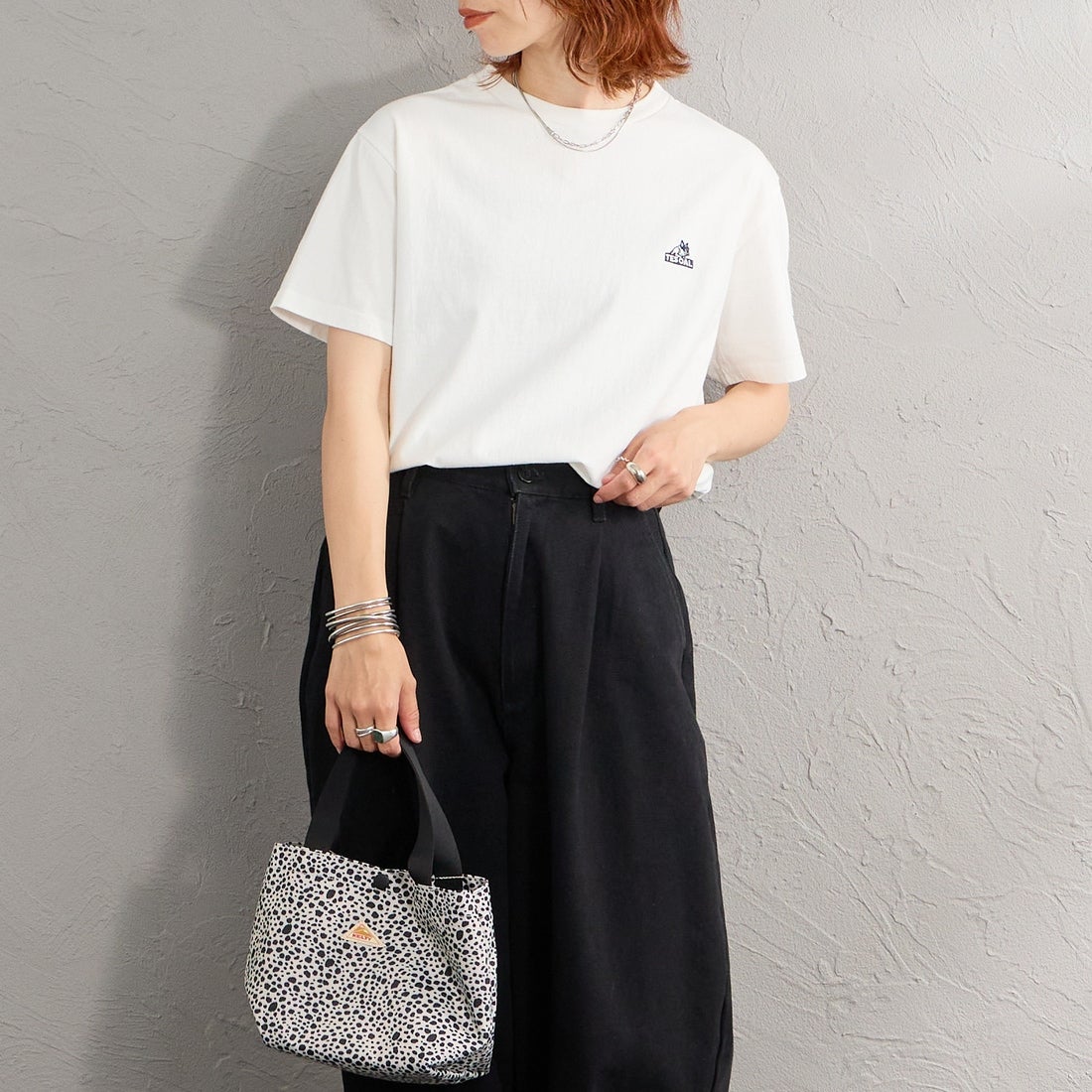 The Endless Summer [エンドレスサマー] 別注 TES CAL ワンポイントロゴ刺繍バックプリントTシャツ [FH-26574503-JF] WHITE &&モデル身長：158cm 着用サイズ：S&&