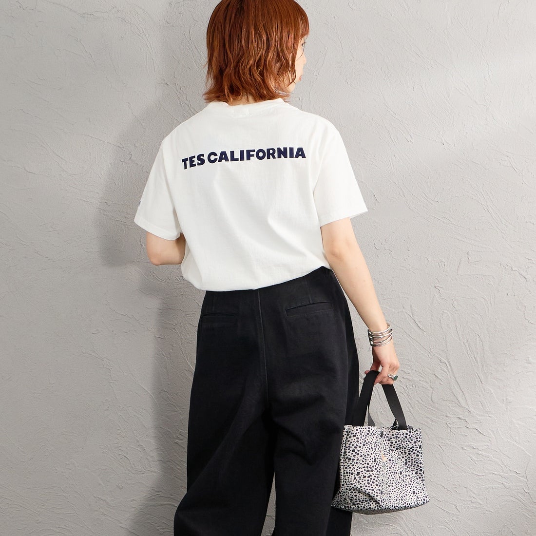 The Endless Summer [エンドレスサマー] 別注 TES CAL ワンポイントロゴ刺繍バックプリントTシャツ [FH-26574503-JF] WHITE &&モデル身長：158cm 着用サイズ：S&&