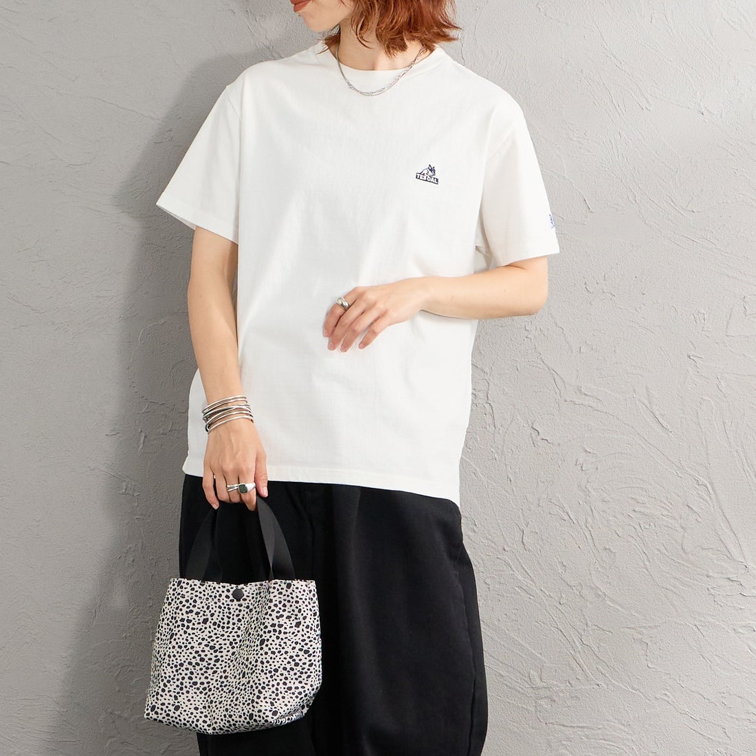 The Endless Summer [エンドレスサマー] 別注 TES CAL ワンポイントロゴ刺繍バックプリントTシャツ [FH-26574503-JF] WHITE &&モデル身長：158cm 着用サイズ：S&&