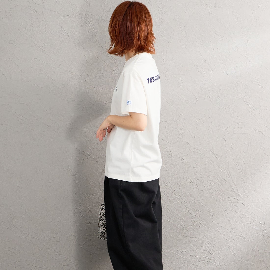 The Endless Summer [エンドレスサマー] 別注 TES CAL ワンポイントロゴ刺繍バックプリントTシャツ [FH-26574503-JF] WHITE &&モデル身長：158cm 着用サイズ：S&&