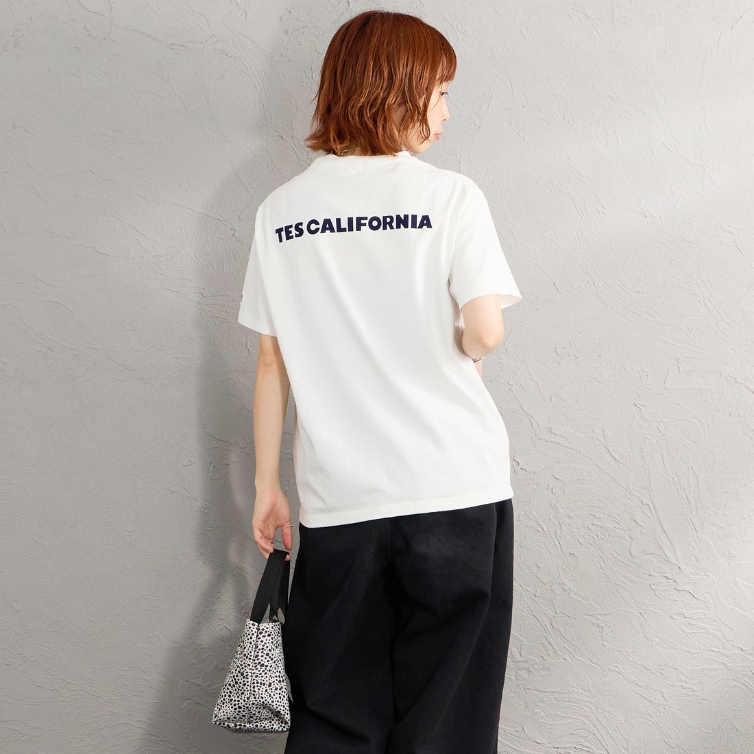 The Endless Summer [エンドレスサマー] 別注 TES CAL ワンポイントロゴ刺繍バックプリントTシャツ [FH-26574503-JF] WHITE &&モデル身長：158cm 着用サイズ：S&&