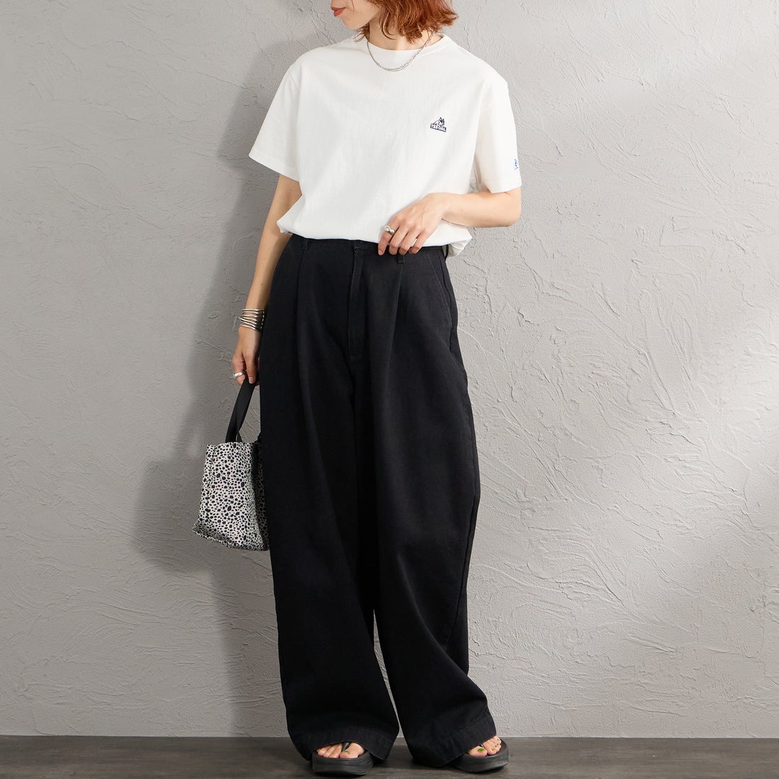 The Endless Summer [エンドレスサマー] 別注 TES CAL ワンポイントロゴ刺繍バックプリントTシャツ [FH-26574503-JF] WHITE &&モデル身長：158cm 着用サイズ：S&&