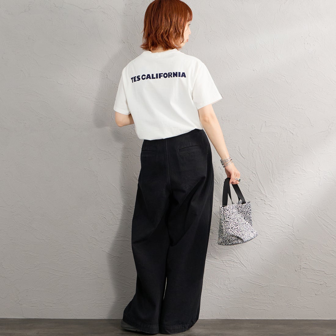 The Endless Summer [エンドレスサマー] 別注 TES CAL ワンポイントロゴ刺繍バックプリントTシャツ [FH-26574503-JF] WHITE &&モデル身長：158cm 着用サイズ：S&&