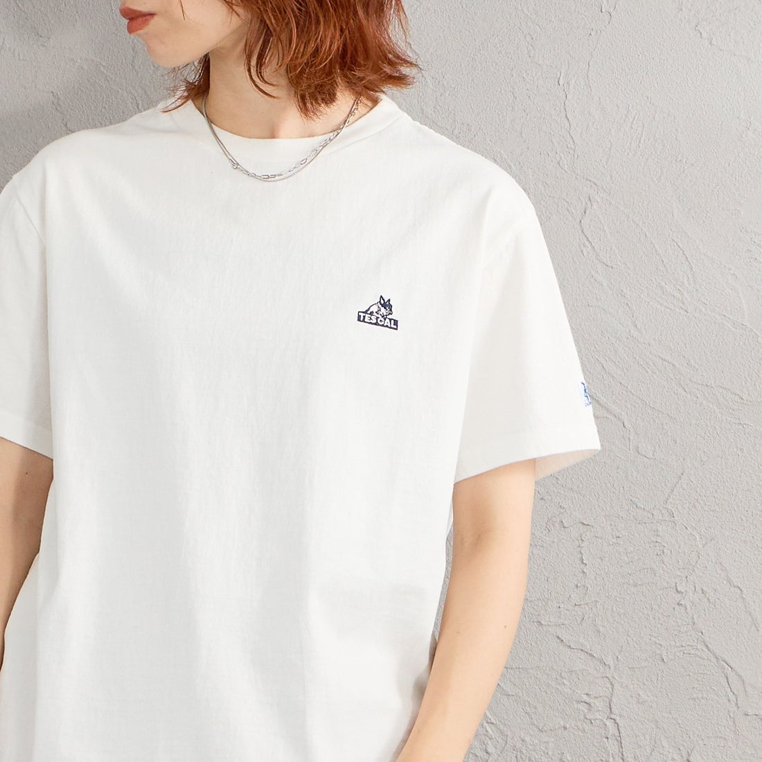 The Endless Summer [エンドレスサマー] 別注 TES CAL ワンポイントロゴ刺繍バックプリントTシャツ [FH-26574503-JF] WHITE &&モデル身長：158cm 着用サイズ：S&&