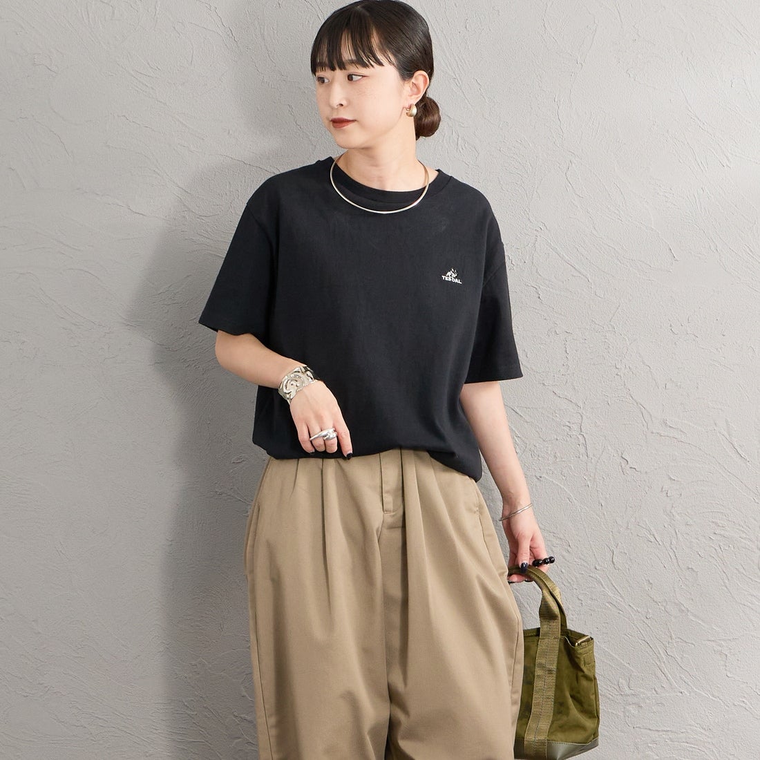 The Endless Summer [エンドレスサマー] 別注 TES CAL ワンポイントロゴ刺繍バックプリントTシャツ [FH-26574503-JF] BLACK &&モデル身長：150cm 着用サイズ：S&&