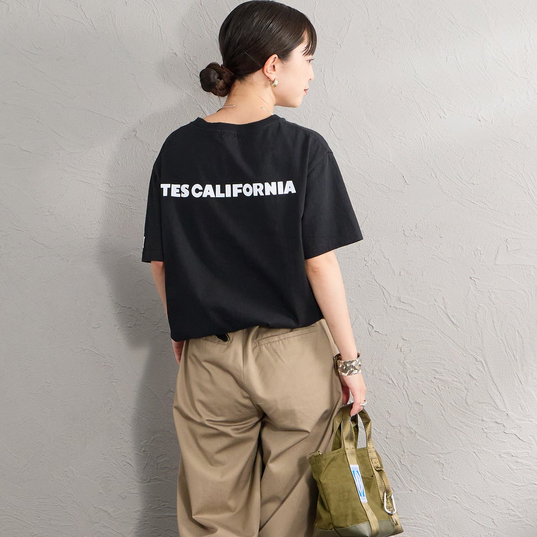 The Endless Summer [エンドレスサマー] 別注 TES CAL ワンポイントロゴ刺繍バックプリントTシャツ [FH-26574503-JF] BLACK &&モデル身長：150cm 着用サイズ：S&&