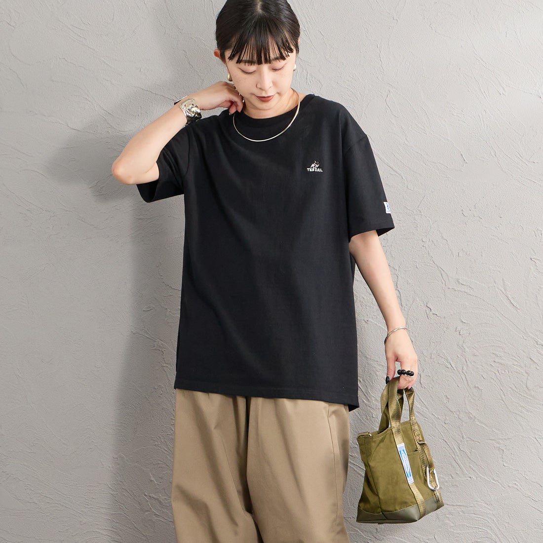 The Endless Summer [エンドレスサマー] 別注 TES CAL ワンポイントロゴ刺繍バックプリントTシャツ [FH-26574503-JF] BLACK &&モデル身長：150cm 着用サイズ：S&&