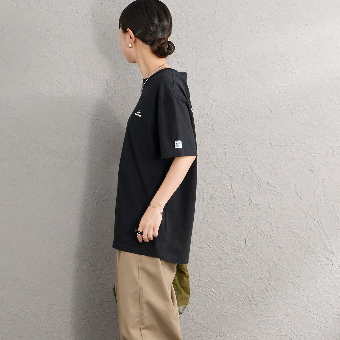 The Endless Summer [エンドレスサマー] 別注 TES CAL ワンポイントロゴ刺繍バックプリントTシャツ [FH-26574503-JF] BLACK &&モデル身長：150cm 着用サイズ：S&&
