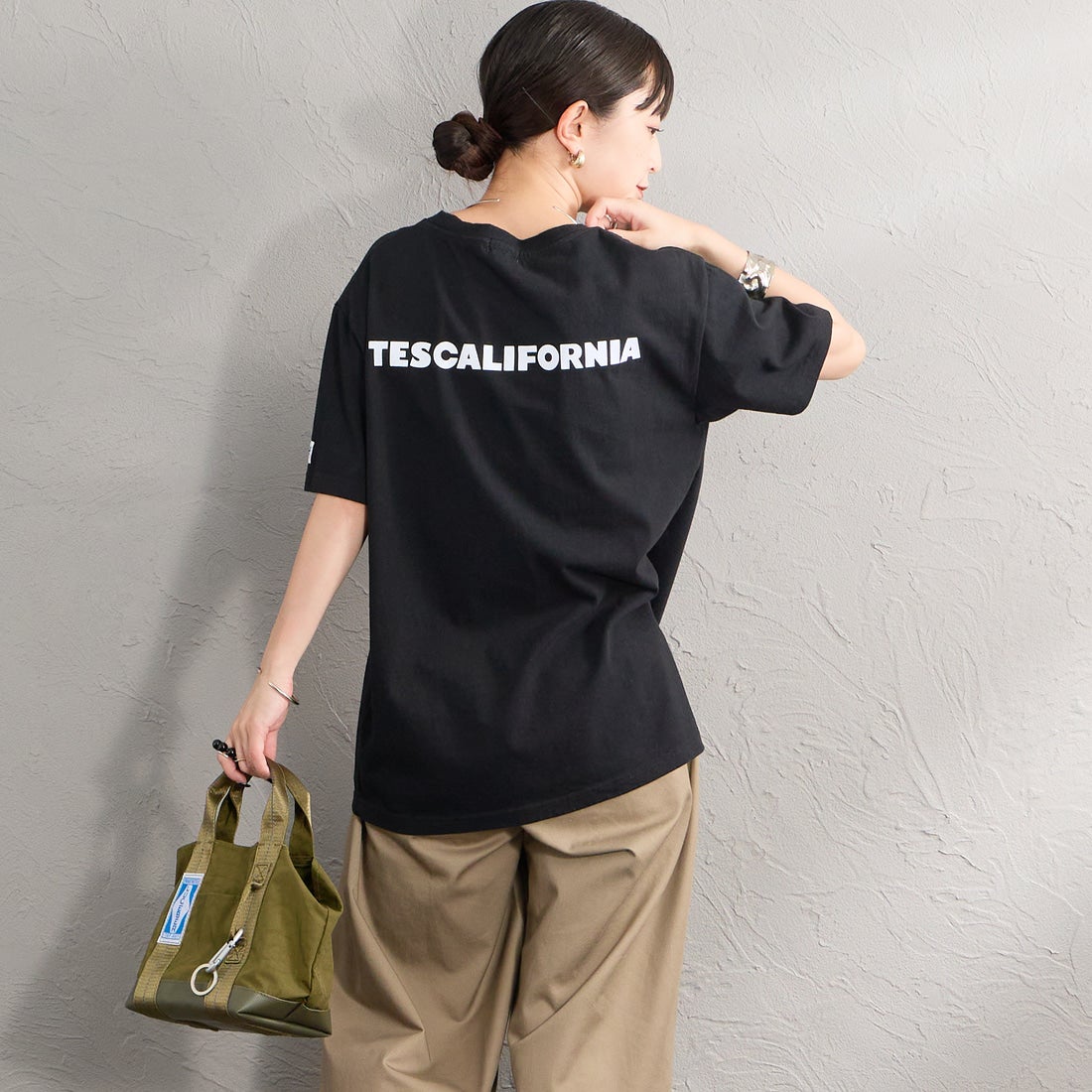 The Endless Summer [エンドレスサマー] 別注 TES CAL ワンポイントロゴ刺繍バックプリントTシャツ [FH-26574503-JF] BLACK &&モデル身長：150cm 着用サイズ：S&&