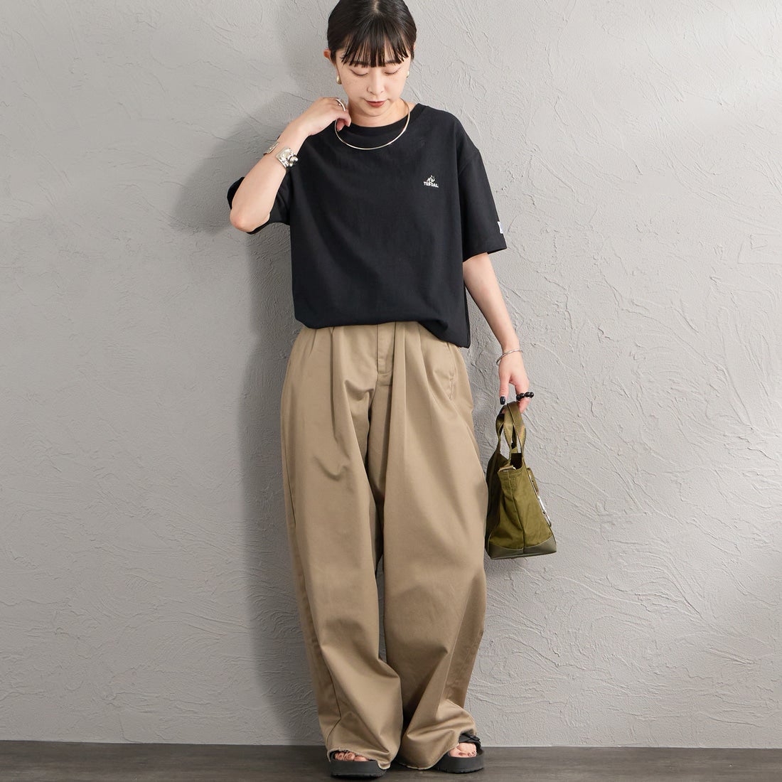 The Endless Summer [エンドレスサマー] 別注 TES CAL ワンポイントロゴ刺繍バックプリントTシャツ [FH-26574503-JF] BLACK &&モデル身長：150cm 着用サイズ：S&&