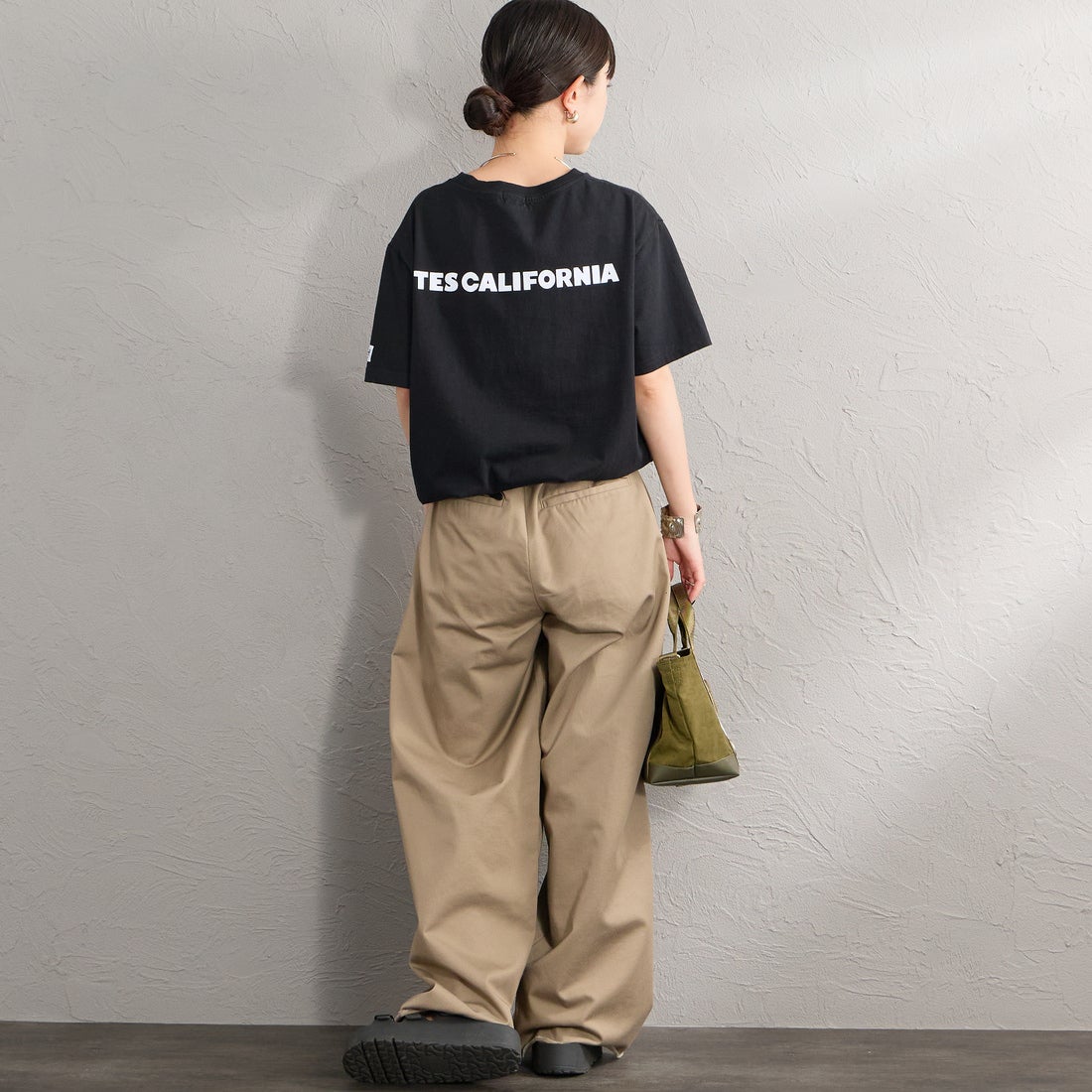 The Endless Summer [エンドレスサマー] 別注 TES CAL ワンポイントロゴ刺繍バックプリントTシャツ [FH-26574503-JF] BLACK &&モデル身長：150cm 着用サイズ：S&&