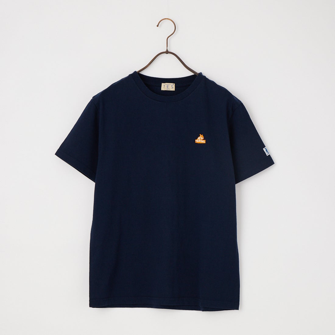 The Endless Summer [エンドレスサマー] 別注 TES CAL ワンポイントロゴ刺繍バックプリントTシャツ [FH-26574503-JF] NAVY
