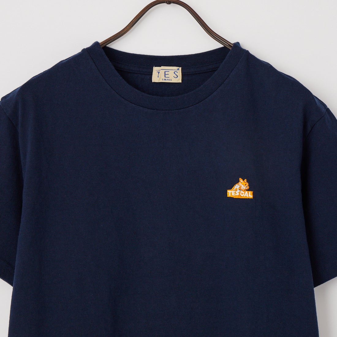 The Endless Summer [エンドレスサマー] 別注 TES CAL ワンポイントロゴ刺繍バックプリントTシャツ [FH-26574503-JF] NAVY