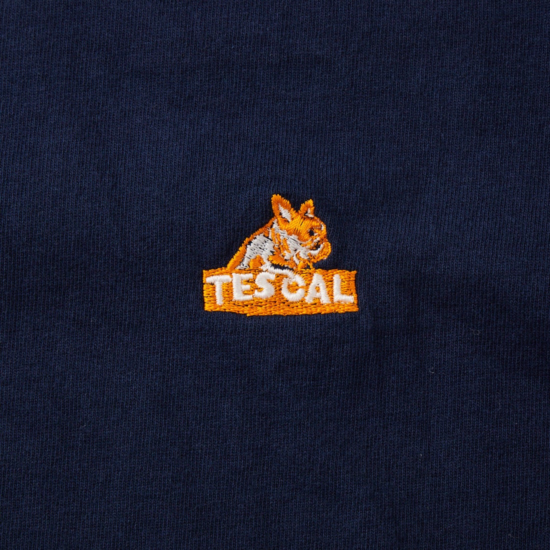 The Endless Summer [エンドレスサマー] 別注 TES CAL ワンポイントロゴ刺繍バックプリントTシャツ [FH-26574503-JF] NAVY