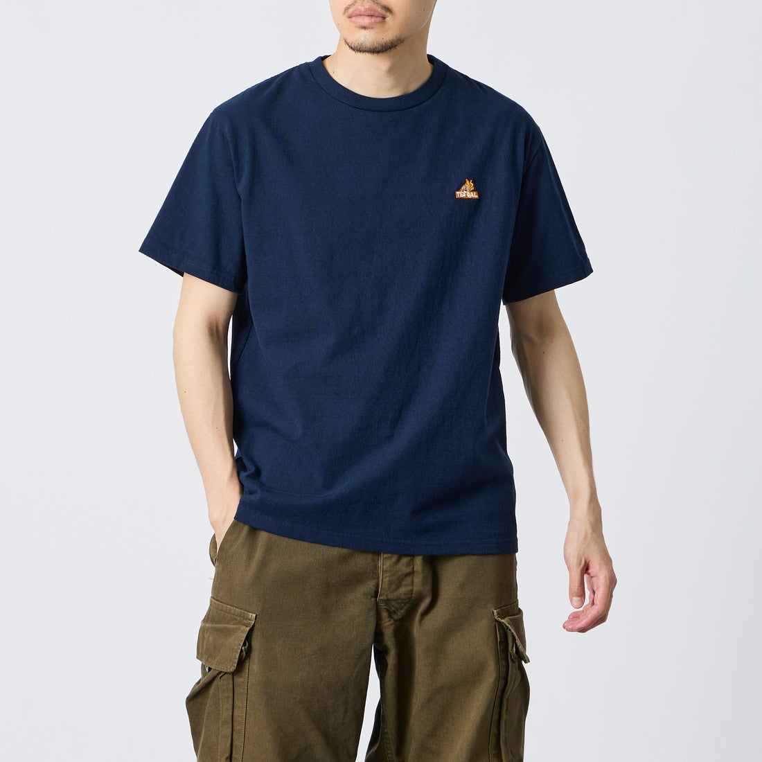 The Endless Summer [エンドレスサマー] 別注 TES CAL ワンポイントロゴ刺繍バックプリントTシャツ [FH-26574503-JF] NAVY &&モデル身長：168cm 着用サイズ：M&&