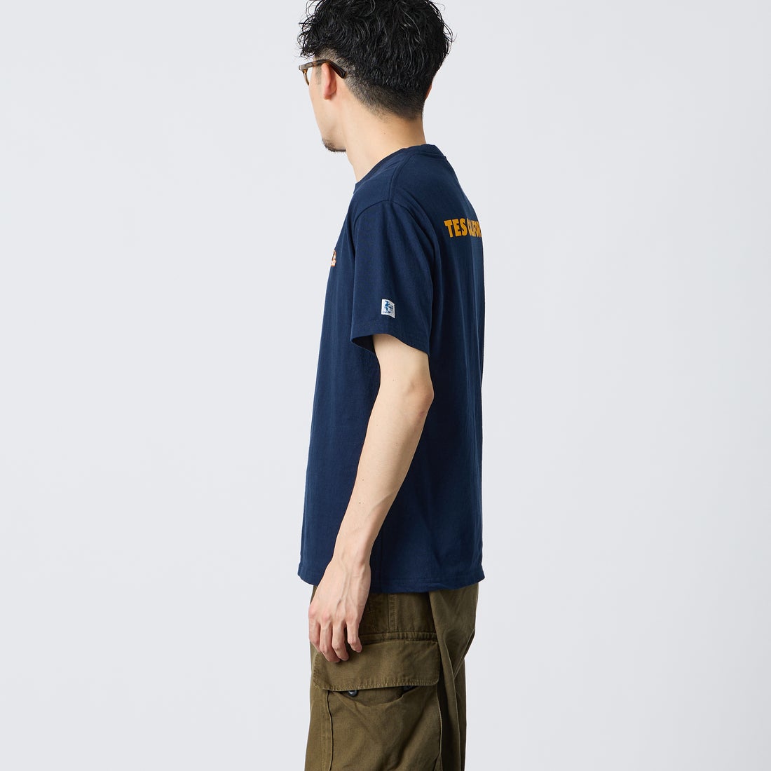 The Endless Summer [エンドレスサマー] 別注 TES CAL ワンポイントロゴ刺繍バックプリントTシャツ [FH-26574503-JF] NAVY &&モデル身長：168cm 着用サイズ：M&&