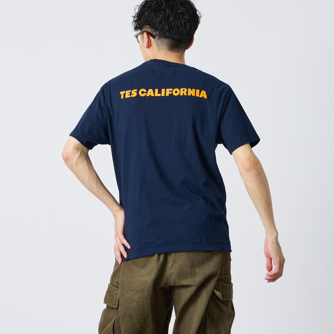 The Endless Summer [エンドレスサマー] 別注 TES CAL ワンポイントロゴ刺繍バックプリントTシャツ [FH-26574503-JF] NAVY &&モデル身長：168cm 着用サイズ：M&&