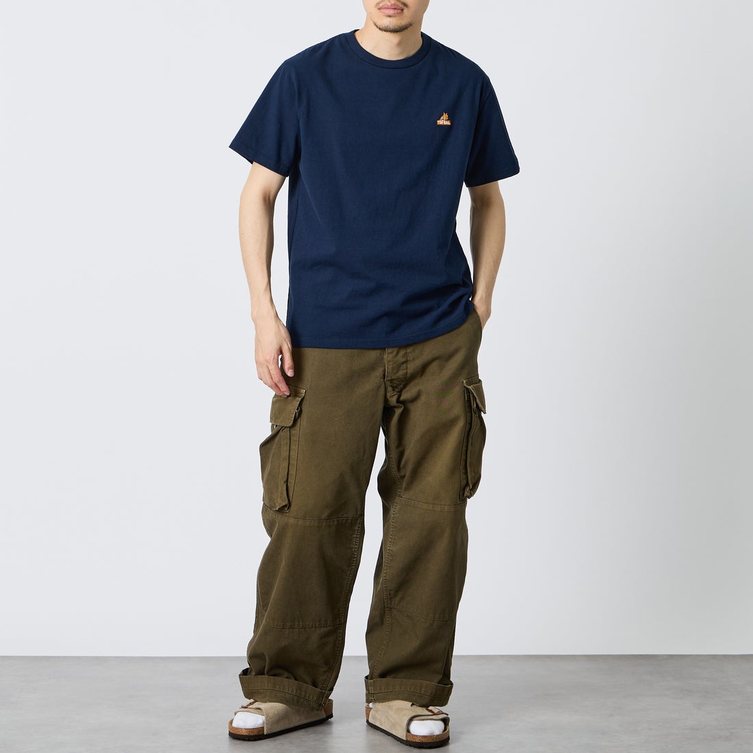 The Endless Summer [エンドレスサマー] 別注 TES CAL ワンポイントロゴ刺繍バックプリントTシャツ [FH-26574503-JF] NAVY &&モデル身長：168cm 着用サイズ：M&&