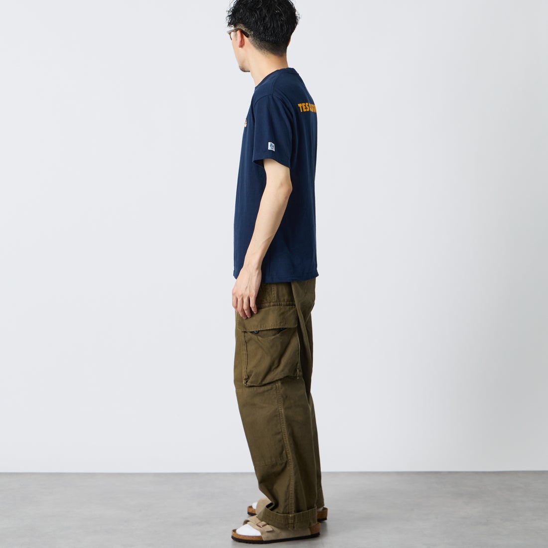 The Endless Summer [エンドレスサマー] 別注 TES CAL ワンポイントロゴ刺繍バックプリントTシャツ [FH-26574503-JF] NAVY &&モデル身長：168cm 着用サイズ：M&&