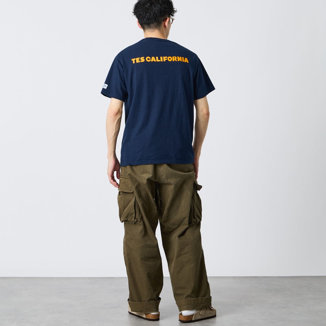 The Endless Summer [エンドレスサマー] 別注 TES CAL ワンポイントロゴ刺繍バックプリントTシャツ [FH-26574503-JF] NAVY &&モデル身長：168cm 着用サイズ：M&&