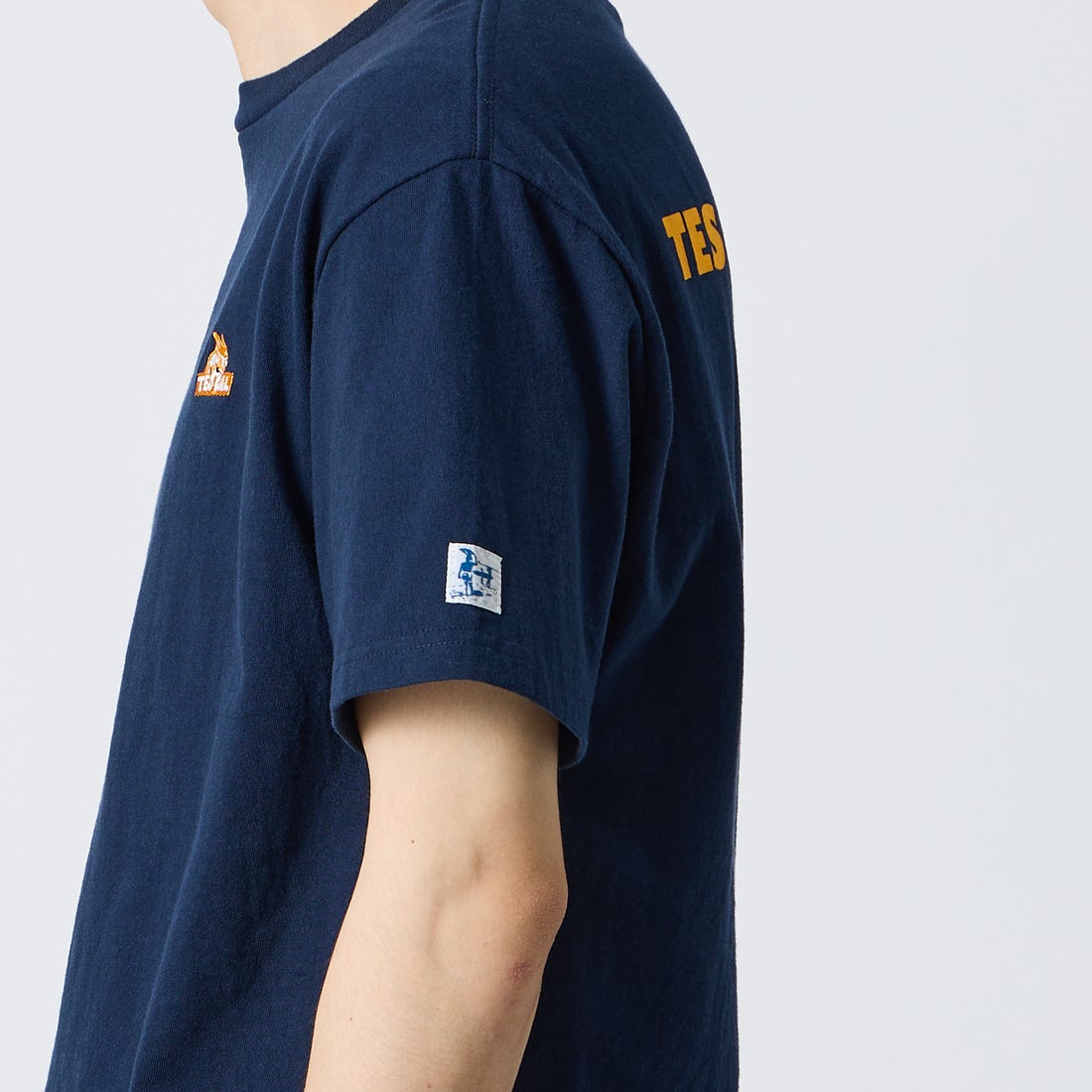 The Endless Summer [エンドレスサマー] 別注 TES CAL ワンポイントロゴ刺繍バックプリントTシャツ [FH-26574503-JF] NAVY &&モデル身長：168cm 着用サイズ：M&&