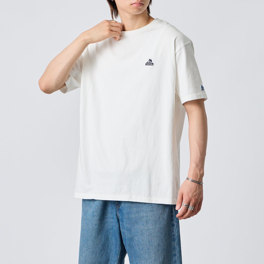 The Endless Summer [エンドレスサマー] 別注 TES CAL ワンポイントロゴ刺繍バックプリントTシャツ [FH-26574503-JF] WHITE &&モデル身長：177cm 着用サイズ：XL&&