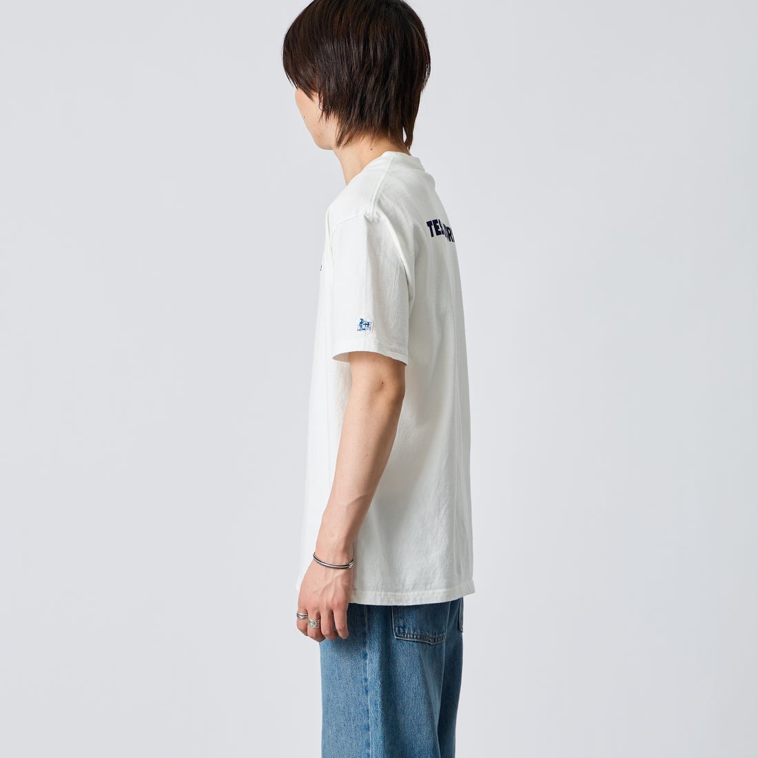 The Endless Summer [エンドレスサマー] 別注 TES CAL ワンポイントロゴ刺繍バックプリントTシャツ [FH-26574503-JF] WHITE &&モデル身長：177cm 着用サイズ：XL&&
