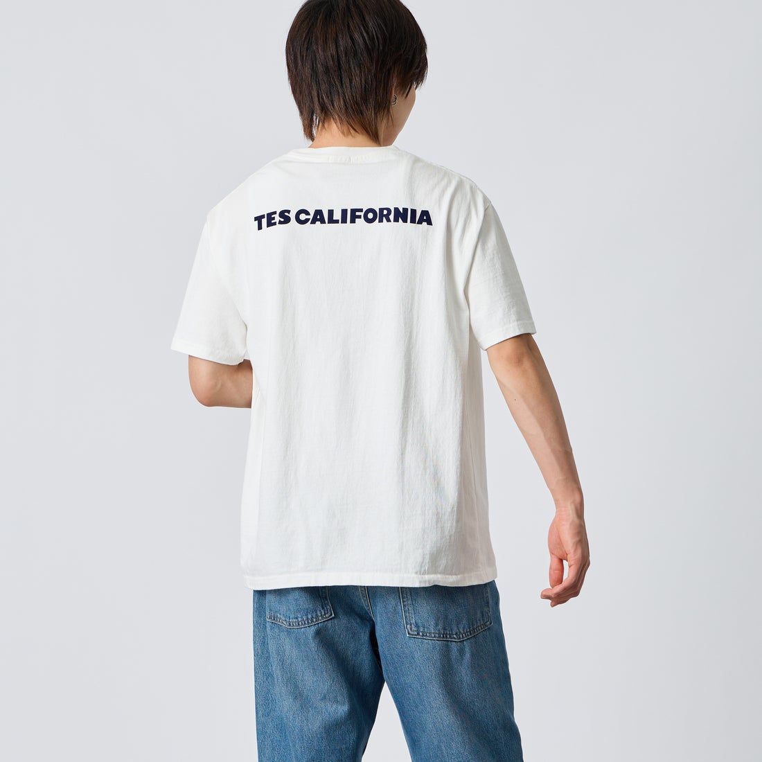 The Endless Summer [エンドレスサマー] 別注 TES CAL ワンポイントロゴ刺繍バックプリントTシャツ [FH-26574503-JF] WHITE &&モデル身長：177cm 着用サイズ：XL&&