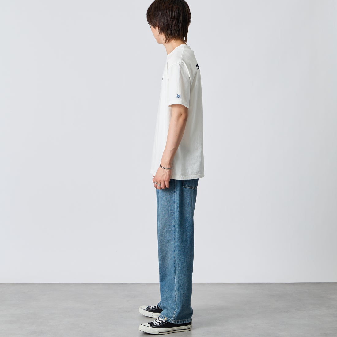 The Endless Summer [エンドレスサマー] 別注 TES CAL ワンポイントロゴ刺繍バックプリントTシャツ [FH-26574503-JF] WHITE &&モデル身長：177cm 着用サイズ：XL&&