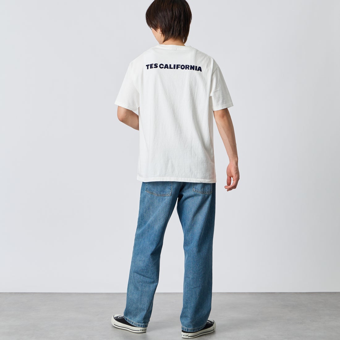 The Endless Summer [エンドレスサマー] 別注 TES CAL ワンポイントロゴ刺繍バックプリントTシャツ [FH-26574503-JF] WHITE &&モデル身長：177cm 着用サイズ：XL&&