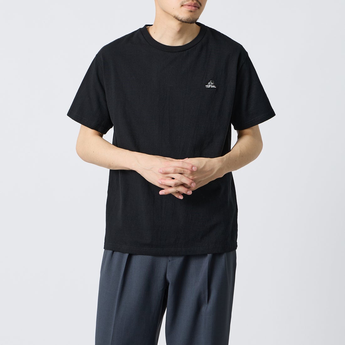 The Endless Summer [エンドレスサマー] 別注 TES CAL ワンポイントロゴ刺繍バックプリントTシャツ [FH-26574503-JF] BLACK &&モデル身長：168cm 着用サイズ：M&&