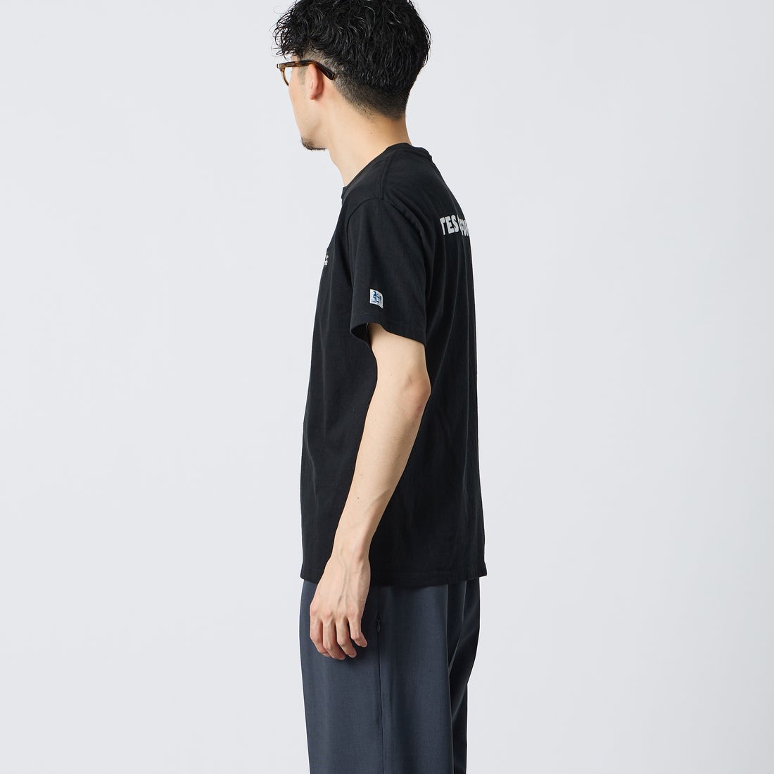 The Endless Summer [エンドレスサマー] 別注 TES CAL ワンポイントロゴ刺繍バックプリントTシャツ [FH-26574503-JF] BLACK &&モデル身長：168cm 着用サイズ：M&&