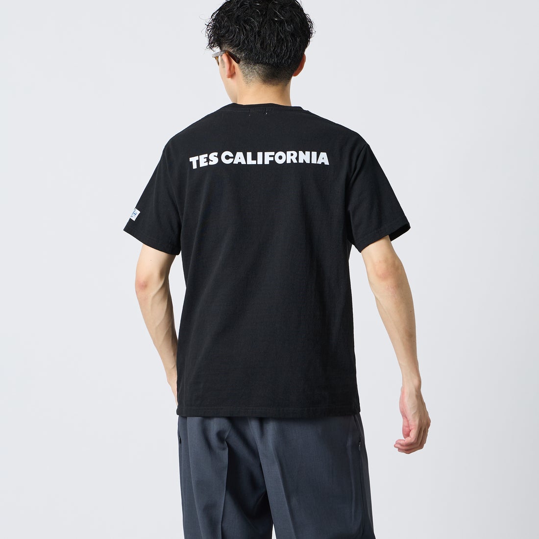 The Endless Summer [エンドレスサマー] 別注 TES CAL ワンポイントロゴ刺繍バックプリントTシャツ [FH-26574503-JF] BLACK &&モデル身長：168cm 着用サイズ：M&&