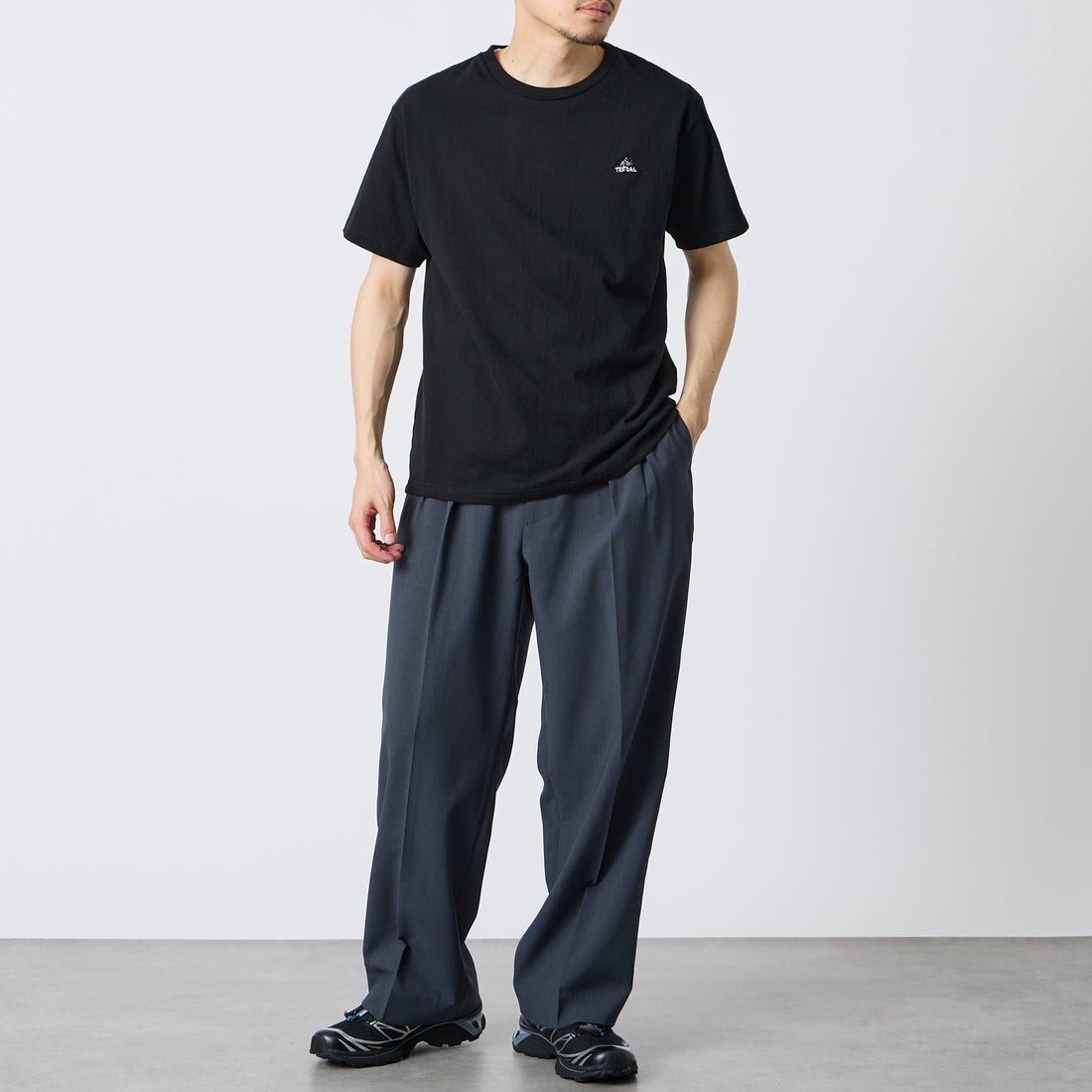 The Endless Summer [エンドレスサマー] 別注 TES CAL ワンポイントロゴ刺繍バックプリントTシャツ [FH-26574503-JF] BLACK &&モデル身長：168cm 着用サイズ：M&&