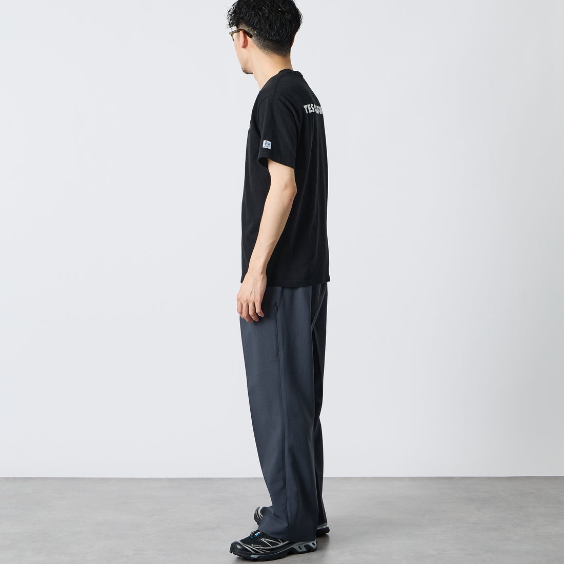 The Endless Summer [エンドレスサマー] 別注 TES CAL ワンポイントロゴ刺繍バックプリントTシャツ [FH-26574503-JF] BLACK &&モデル身長：168cm 着用サイズ：M&&