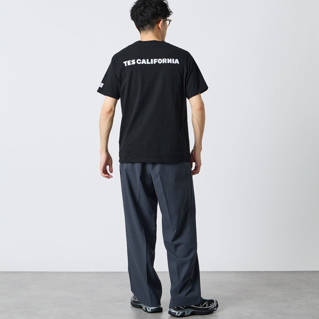 The Endless Summer [エンドレスサマー] 別注 TES CAL ワンポイントロゴ刺繍バックプリントTシャツ [FH-26574503-JF] BLACK &&モデル身長：168cm 着用サイズ：M&&
