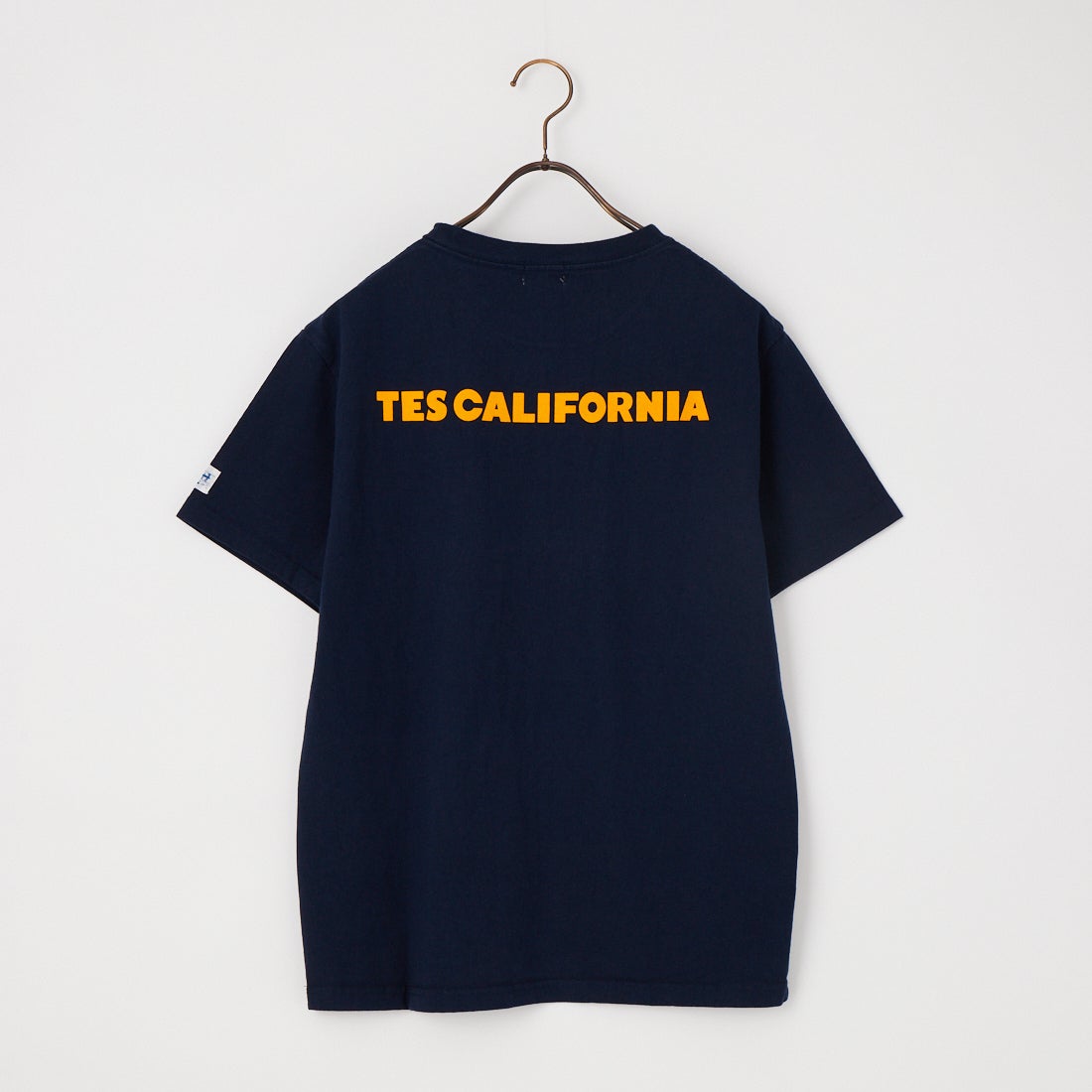 The Endless Summer [エンドレスサマー] 別注 TES CAL ワンポイントロゴ刺繍バックプリントTシャツ [FH-26574503-JF] NAVY
