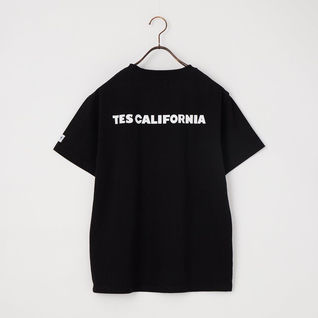 The Endless Summer [エンドレスサマー] 別注 TES CAL ワンポイントロゴ刺繍バックプリントTシャツ [FH-26574503-JF] BLACK