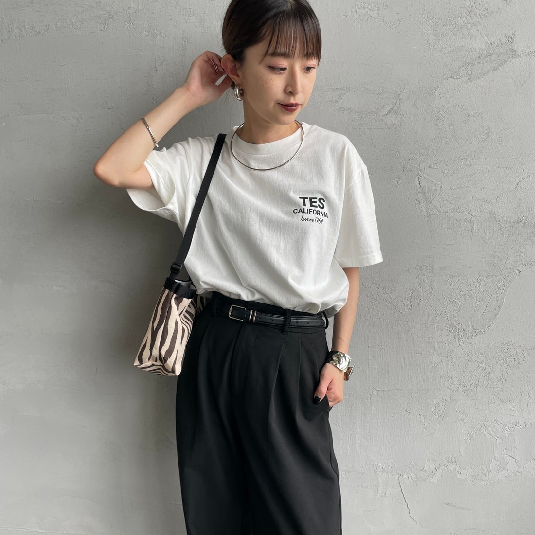 The Endless Summer [エンドレスサマー] 別注 BUHI HUNTINGTON バックプリントTシャツ [FH-26574502-JF] WHITE &&モデル身長：150cm 着用サイズ：S&&