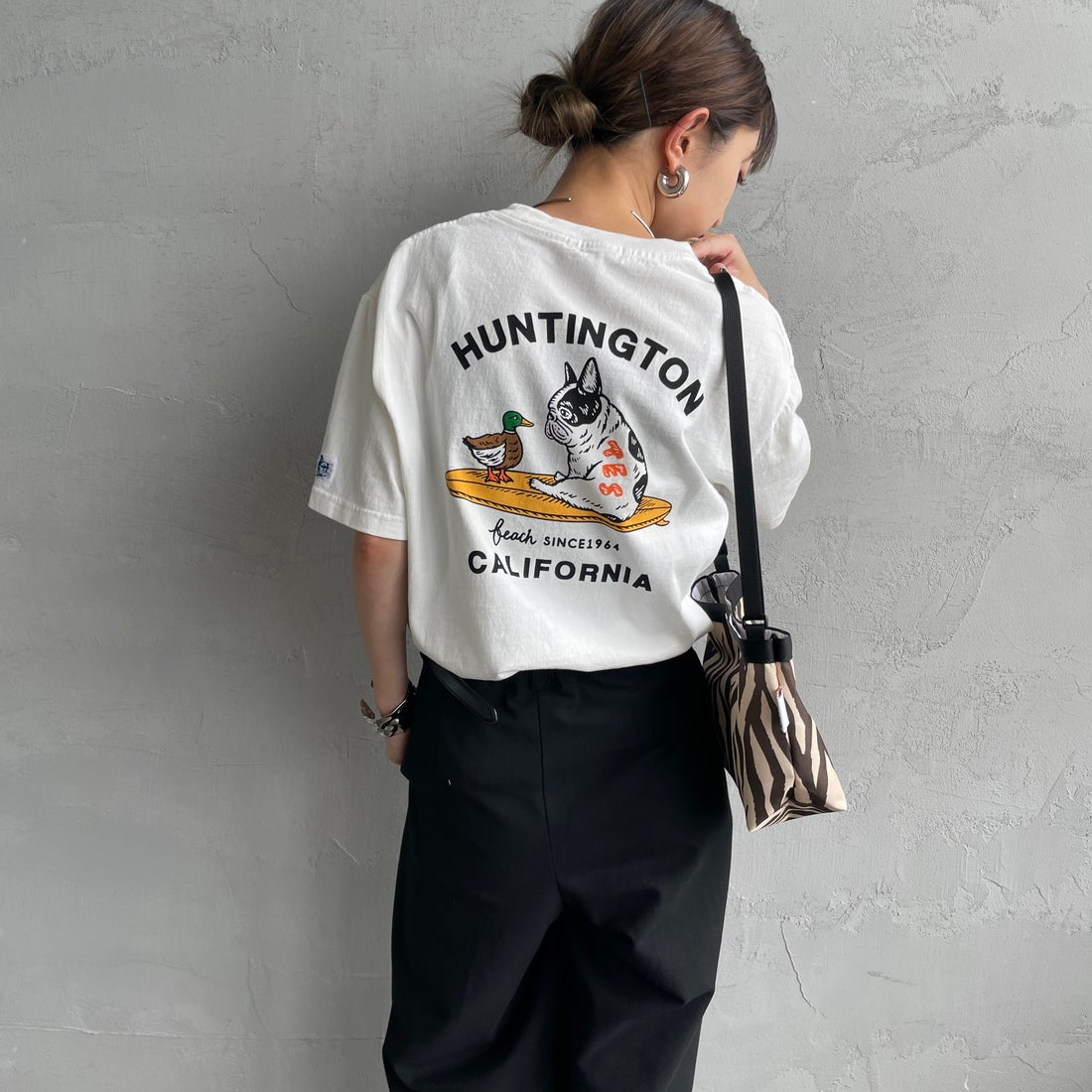 The Endless Summer [エンドレスサマー] 別注 BUHI HUNTINGTON バックプリントTシャツ [FH-26574502-JF] WHITE &&モデル身長：150cm 着用サイズ：S&&