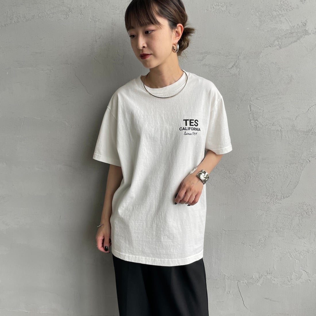The Endless Summer [エンドレスサマー] 別注 BUHI HUNTINGTON バックプリントTシャツ [FH-26574502-JF] WHITE &&モデル身長：150cm 着用サイズ：S&&