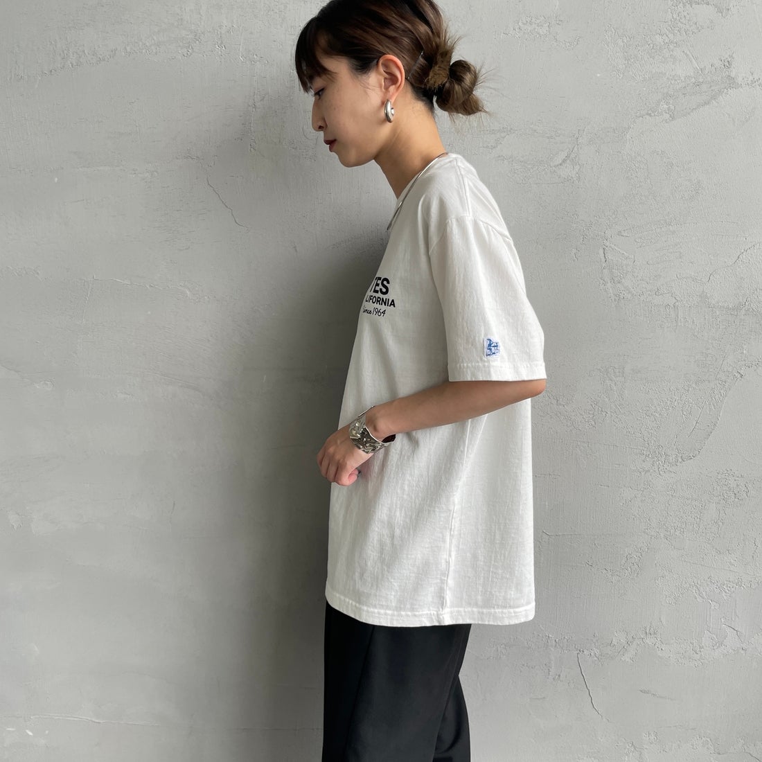 The Endless Summer [エンドレスサマー] 別注 BUHI HUNTINGTON バックプリントTシャツ [FH-26574502-JF] WHITE &&モデル身長：150cm 着用サイズ：S&&