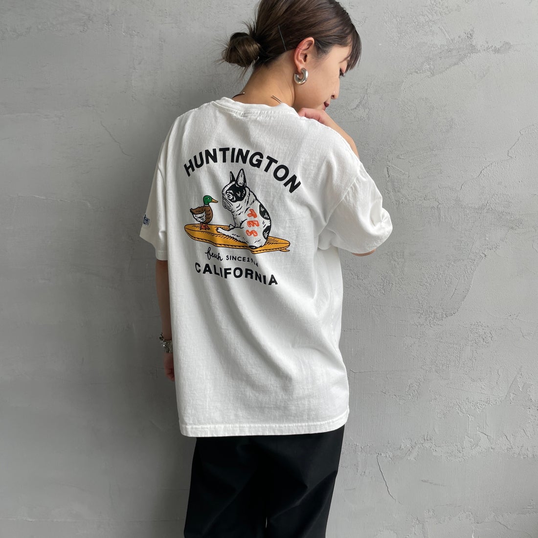 The Endless Summer [エンドレスサマー] 別注 BUHI HUNTINGTON バックプリントTシャツ [FH-26574502-JF] WHITE &&モデル身長：150cm 着用サイズ：S&&