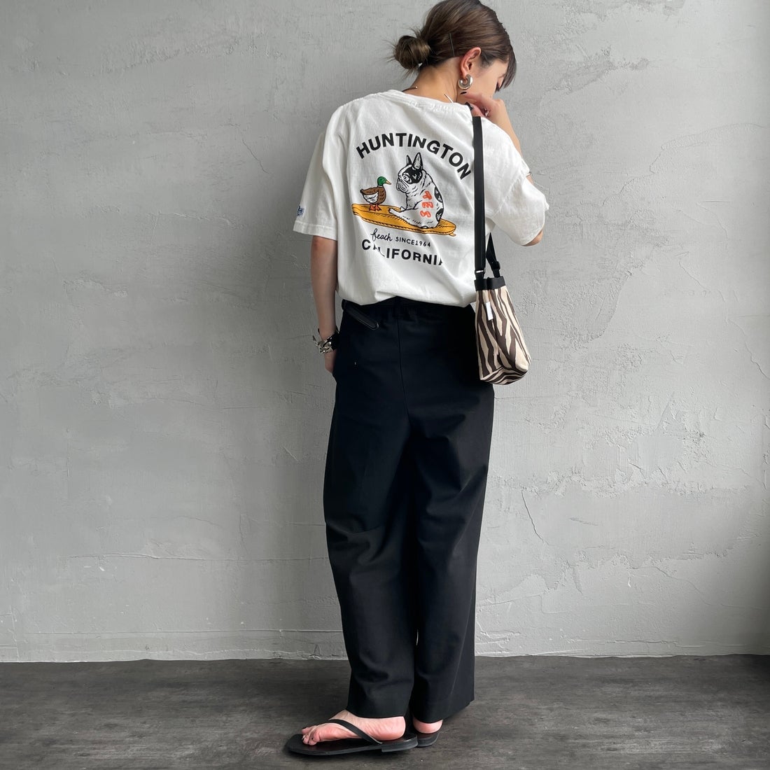 The Endless Summer [エンドレスサマー] 別注 BUHI HUNTINGTON バックプリントTシャツ [FH-26574502-JF] WHITE &&モデル身長：150cm 着用サイズ：S&&