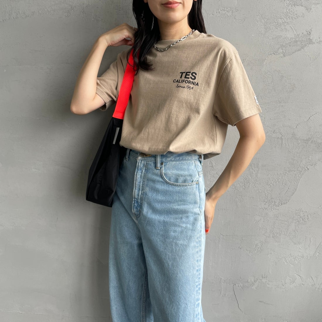 The Endless Summer [エンドレスサマー] 別注 BUHI HUNTINGTON バックプリントTシャツ [FH-26574502-JF] BEIGE &&モデル身長：160cm 着用サイズ：S&&