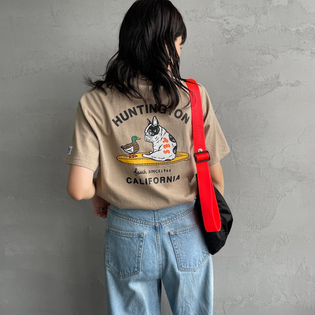 The Endless Summer [エンドレスサマー] 別注 BUHI HUNTINGTON バックプリントTシャツ [FH-26574502-JF] BEIGE &&モデル身長：160cm 着用サイズ：S&&